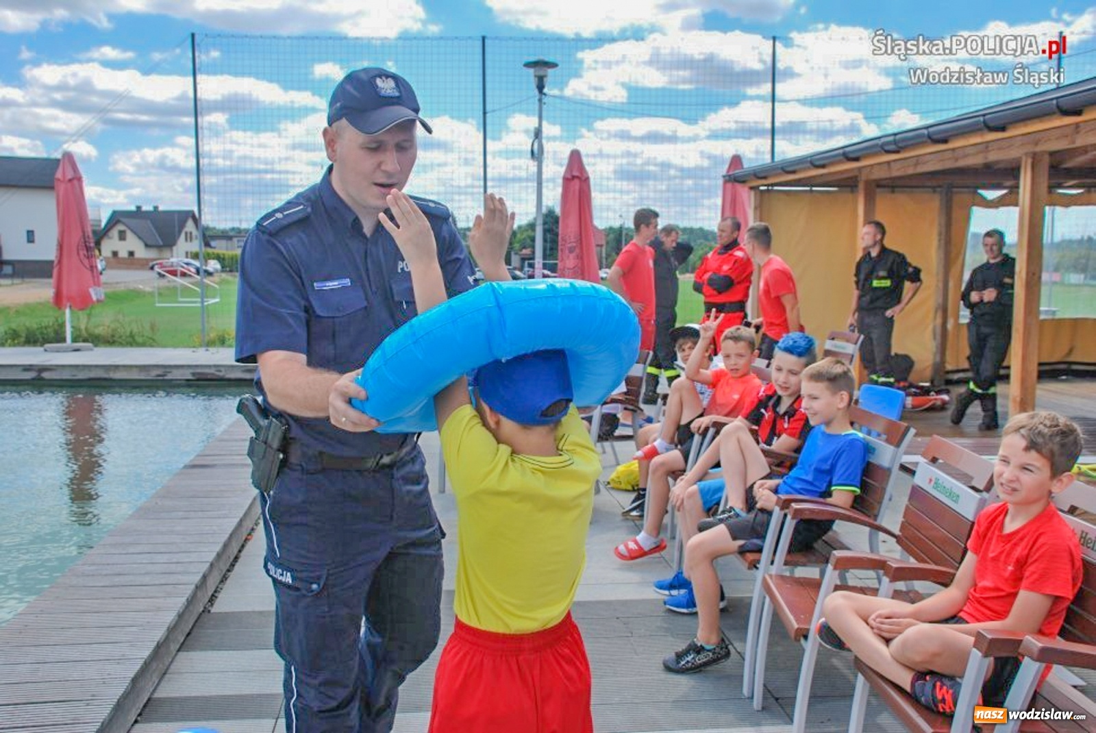 Zdjęcie w galerii na portalu naszwodzislaw.com: Z policjantami i strażakami o wakacyjnym bezpieczeństwie [FOTO] wiadomości z regionu