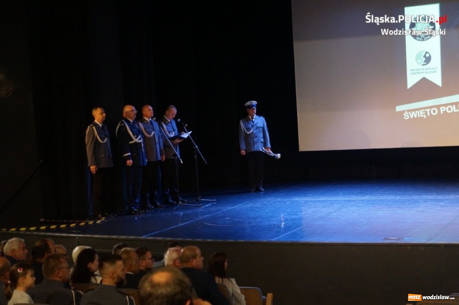Zdjęcie w galerii na portalu naszwodzislaw.com: Policyjne święto w Wodzisławskim Centrum Kultury wiadomości z regionu
