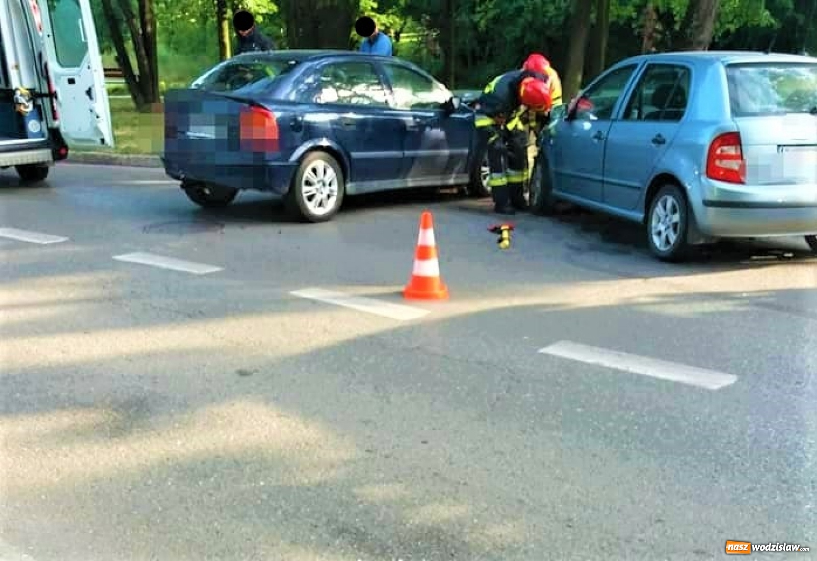 Zdjęcie w galerii na portalu naszwodzislaw.com: Zderzenie w Rydułtowach. Kierowca w szpitalu wiadomości z regionu