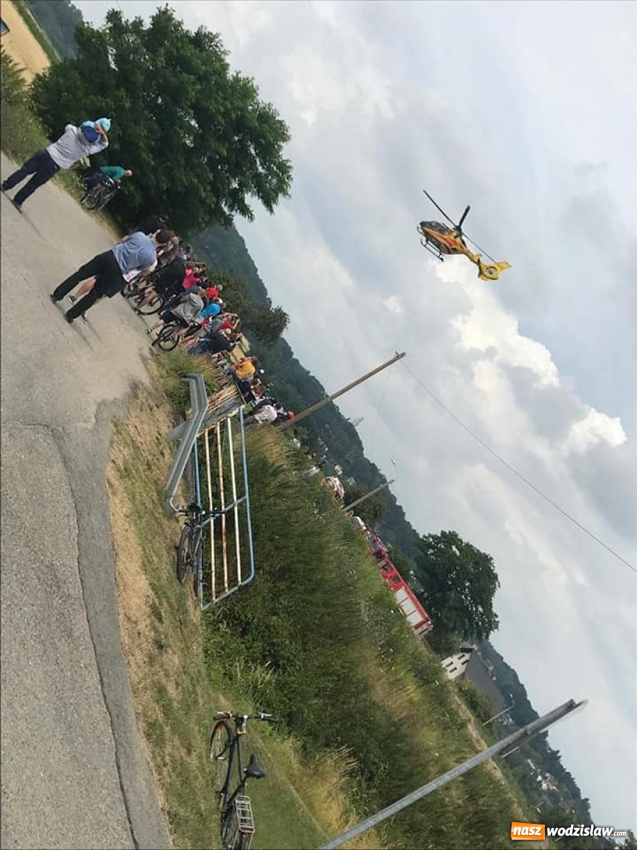 Zdjęcie w galerii na portalu naszwodzislaw.com: Groźnie na rajdzie w Bełsznicy. Samochód wypadł z drogi i uderzył w dwa drzewa! [FOTO] wiadomości z regionu