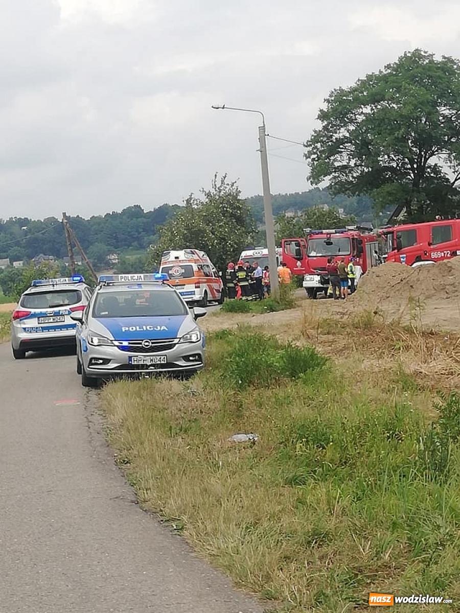 Zdjęcie w galerii na portalu naszwodzislaw.com: Groźnie na rajdzie w Bełsznicy. Samochód wypadł z drogi i uderzył w dwa drzewa! [FOTO] wiadomości z regionu