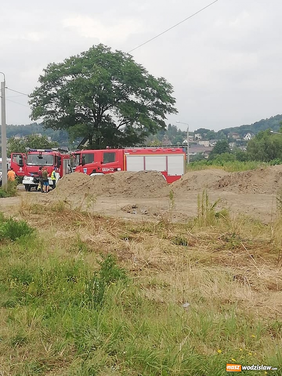 Zdjęcie w galerii na portalu naszwodzislaw.com: Groźnie na rajdzie w Bełsznicy. Samochód wypadł z drogi i uderzył w dwa drzewa! [FOTO] wiadomości z regionu
