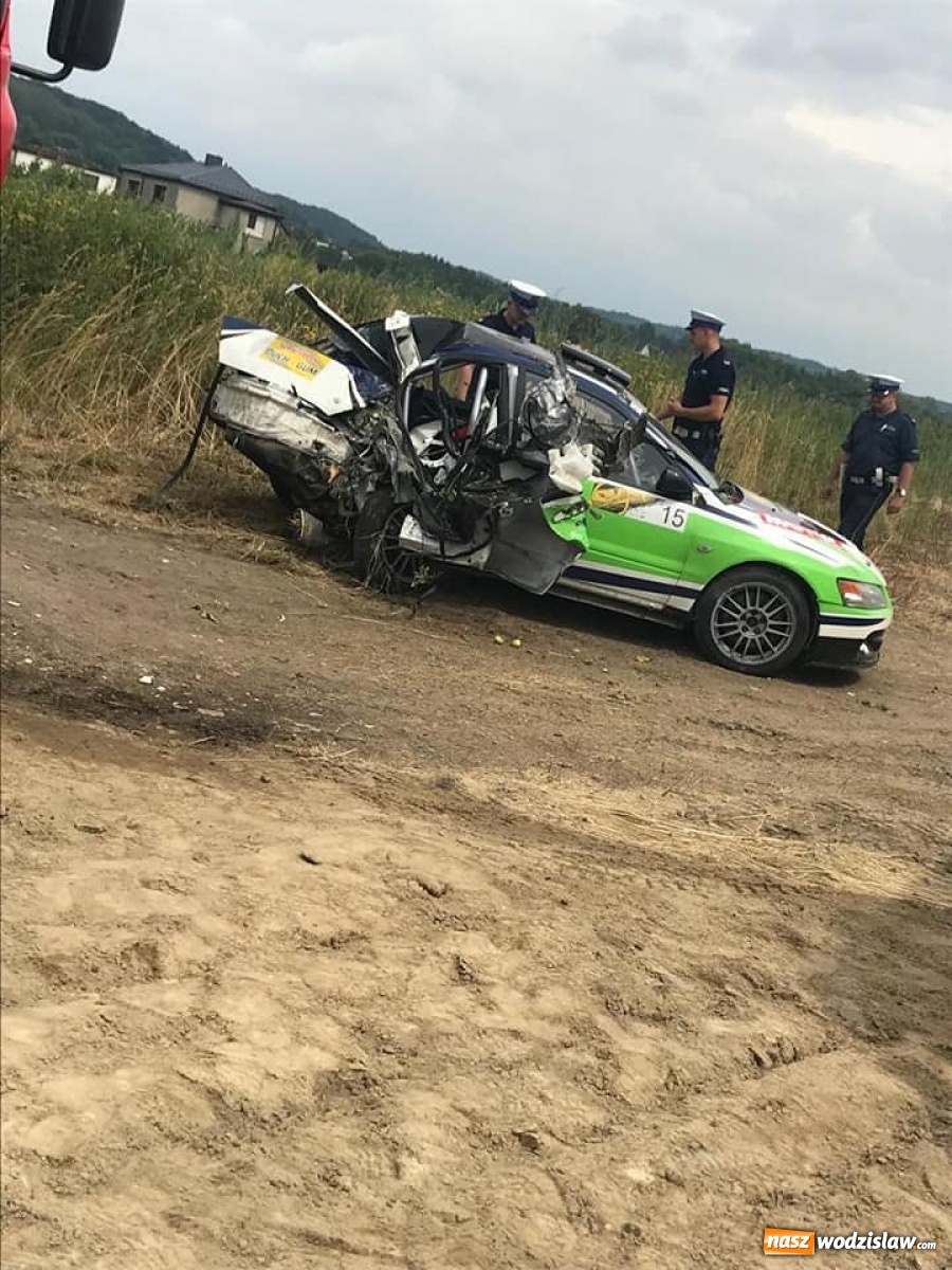 Zdjęcie w galerii na portalu naszwodzislaw.com: Groźnie na rajdzie w Bełsznicy. Samochód wypadł z drogi i uderzył w dwa drzewa! [FOTO] wiadomości z regionu