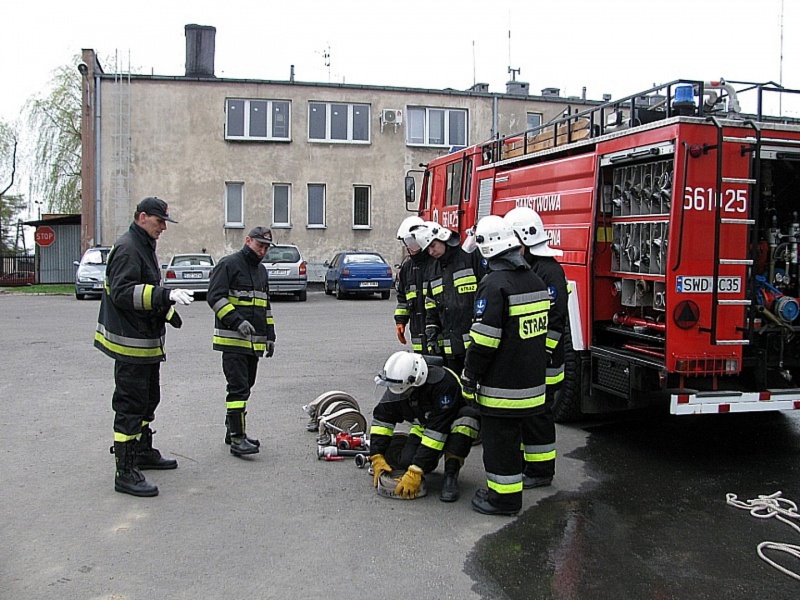 Zdjęcie w galerii na portalu naszwodzislaw.com: 27 nowych strażaków w powiecie wiadomości z regionu