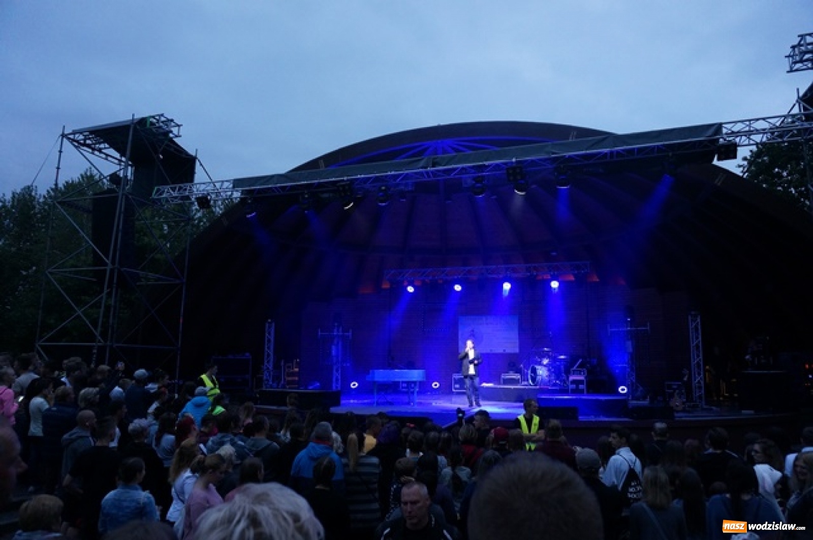 Zdjęcie w galerii na portalu naszwodzislaw.com: Koncert Sylwii Grzeszczak zgromadził tłumy na Dniach Godowa [FOTO] wiadomości z regionu