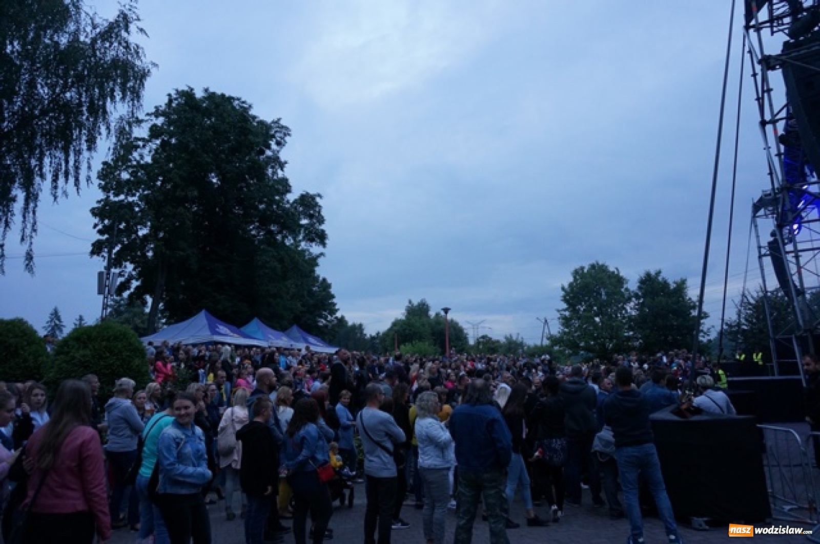 Zdjęcie w galerii na portalu naszwodzislaw.com: Koncert Sylwii Grzeszczak zgromadził tłumy na Dniach Godowa [FOTO] wiadomości z regionu