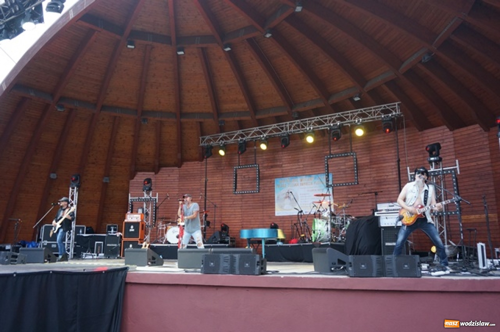 Zdjęcie w galerii na portalu naszwodzislaw.com: Koncert Sylwii Grzeszczak zgromadził tłumy na Dniach Godowa [FOTO] wiadomości z regionu