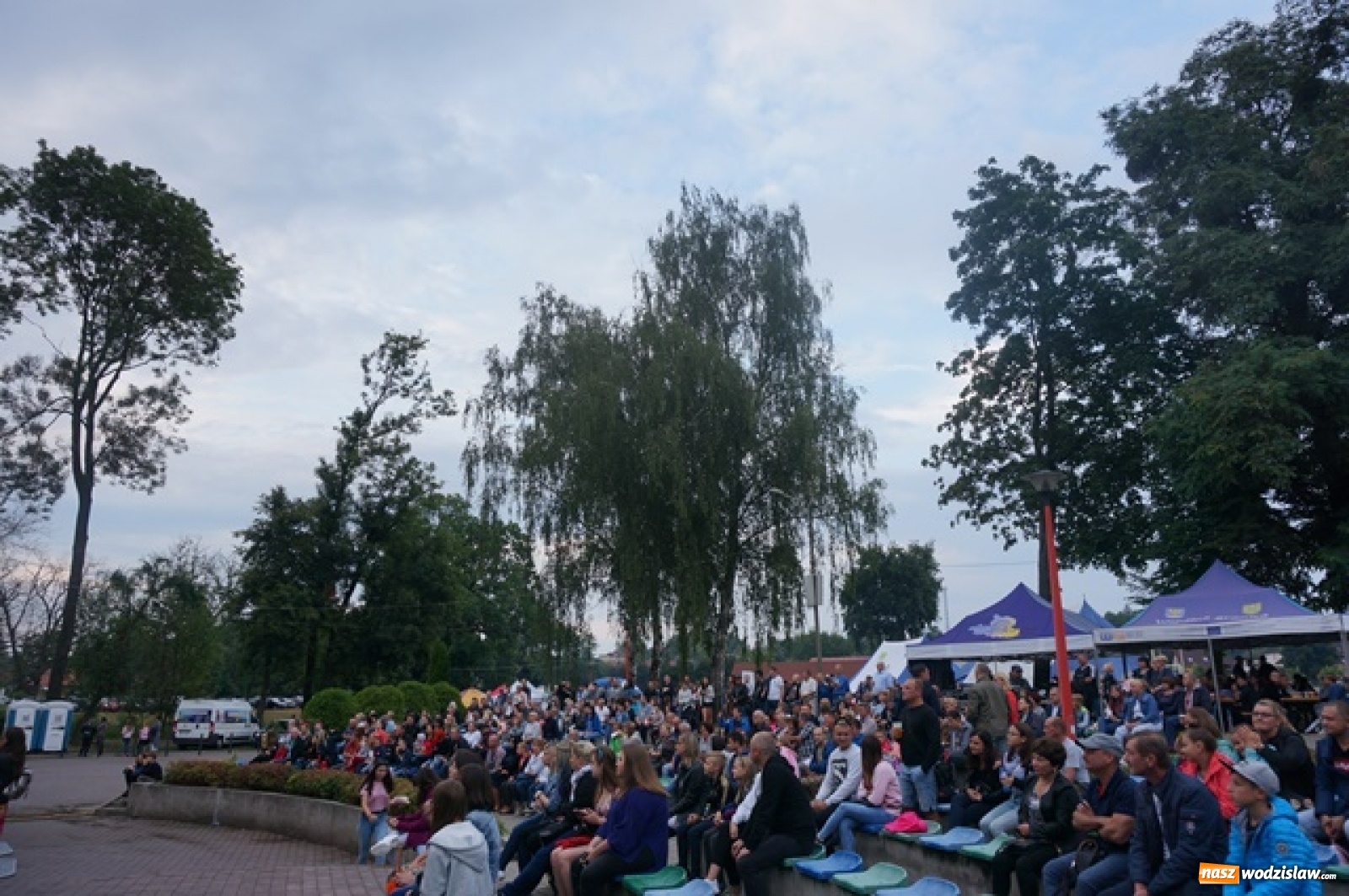 Zdjęcie w galerii na portalu naszwodzislaw.com: Koncert Sylwii Grzeszczak zgromadził tłumy na Dniach Godowa [FOTO] wiadomości z regionu