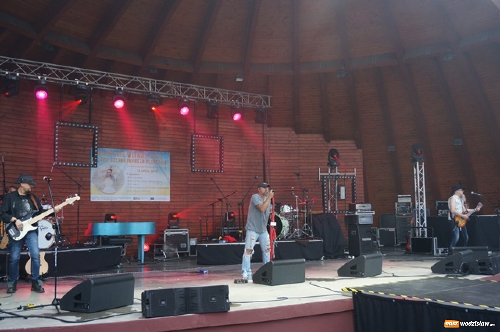 Zdjęcie w galerii na portalu naszwodzislaw.com: Koncert Sylwii Grzeszczak zgromadził tłumy na Dniach Godowa [FOTO] wiadomości z regionu