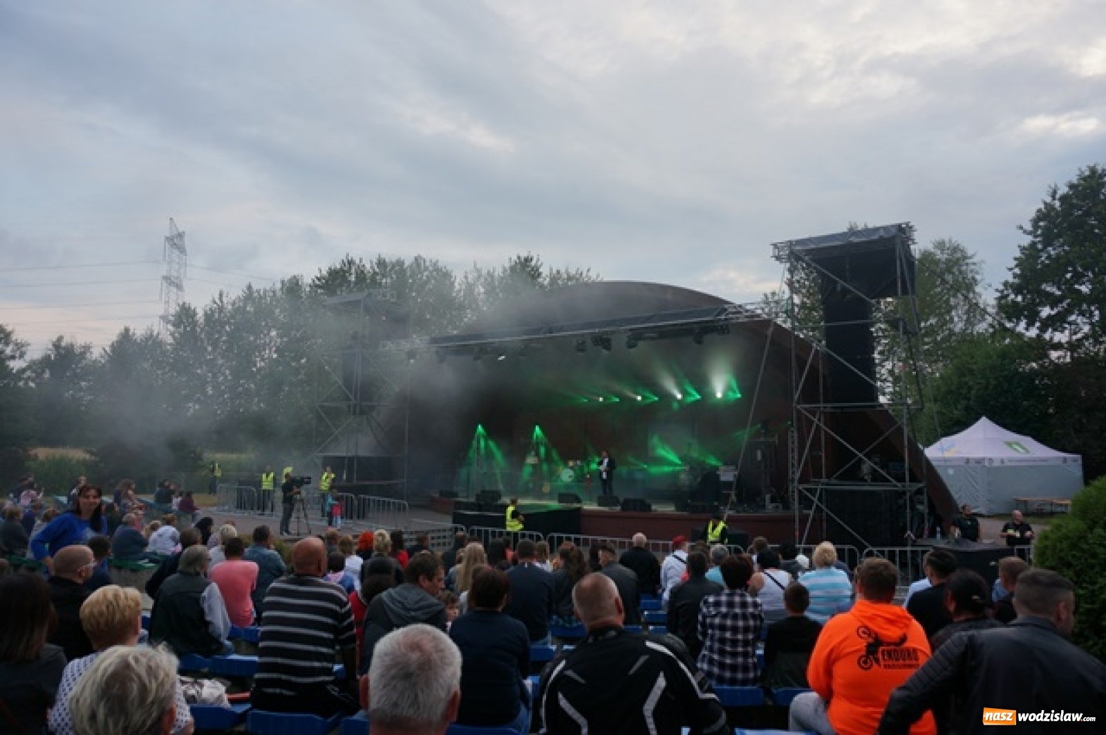 Zdjęcie w galerii na portalu naszwodzislaw.com: Koncert Sylwii Grzeszczak zgromadził tłumy na Dniach Godowa [FOTO] wiadomości z regionu