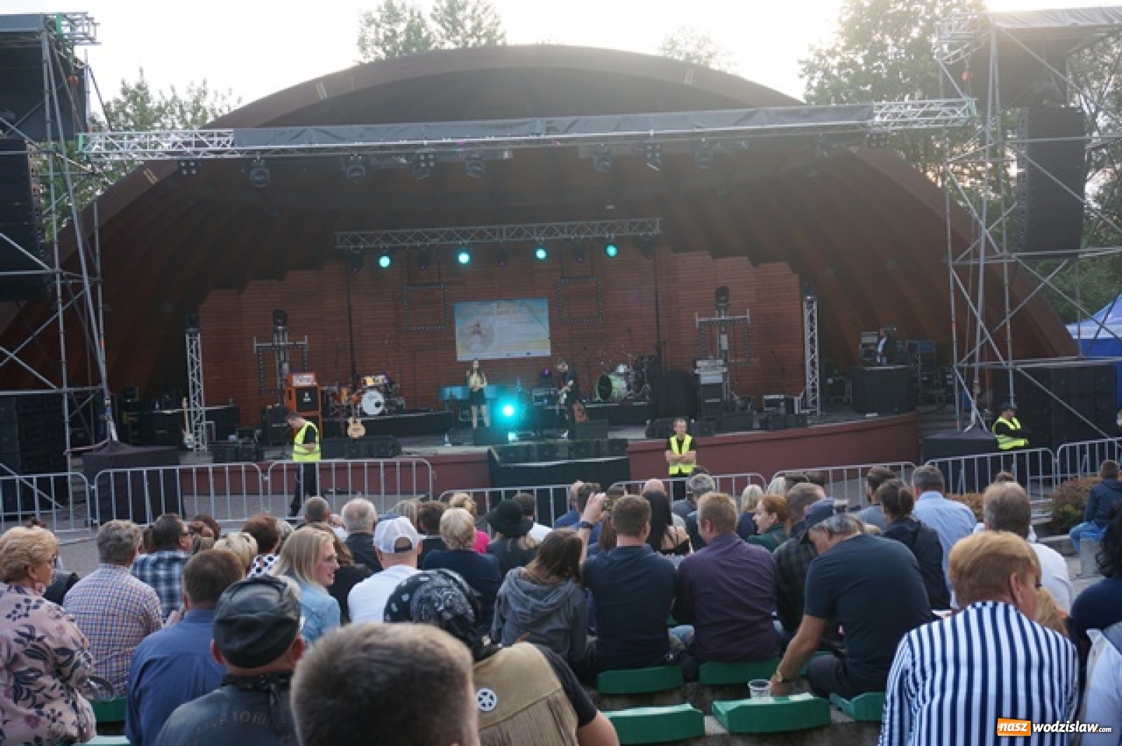 Zdjęcie w galerii na portalu naszwodzislaw.com: Koncert Sylwii Grzeszczak zgromadził tłumy na Dniach Godowa [FOTO] wiadomości z regionu