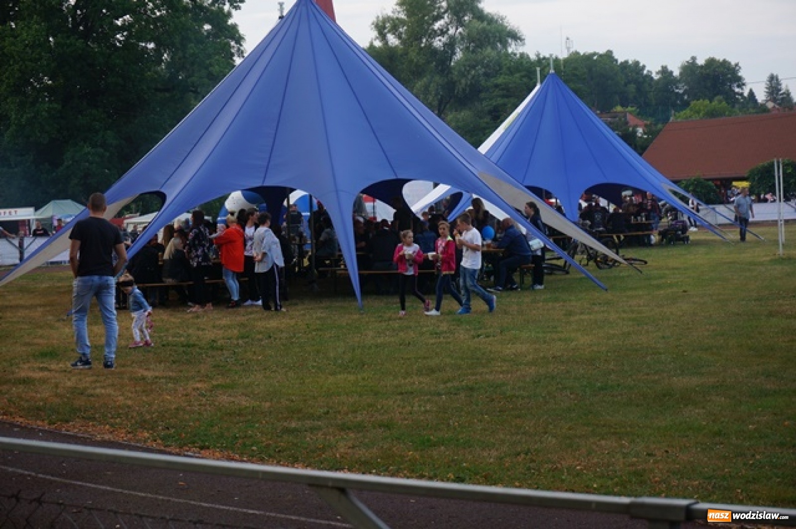 Zdjęcie w galerii na portalu naszwodzislaw.com: Koncert Sylwii Grzeszczak zgromadził tłumy na Dniach Godowa [FOTO] wiadomości z regionu