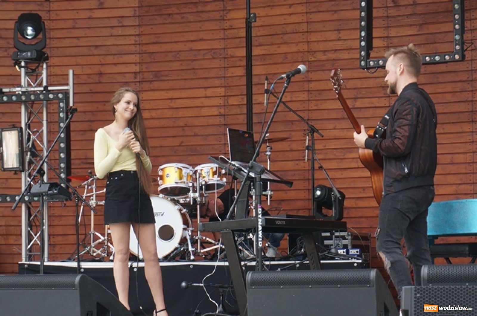 Zdjęcie w galerii na portalu naszwodzislaw.com: Koncert Sylwii Grzeszczak zgromadził tłumy na Dniach Godowa [FOTO] wiadomości z regionu