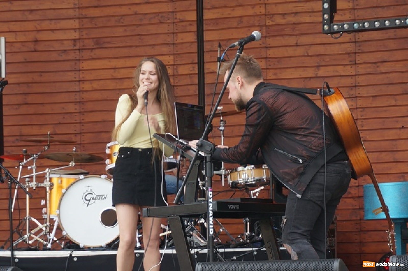 Zdjęcie w galerii na portalu naszwodzislaw.com: Koncert Sylwii Grzeszczak zgromadził tłumy na Dniach Godowa [FOTO] wiadomości z regionu