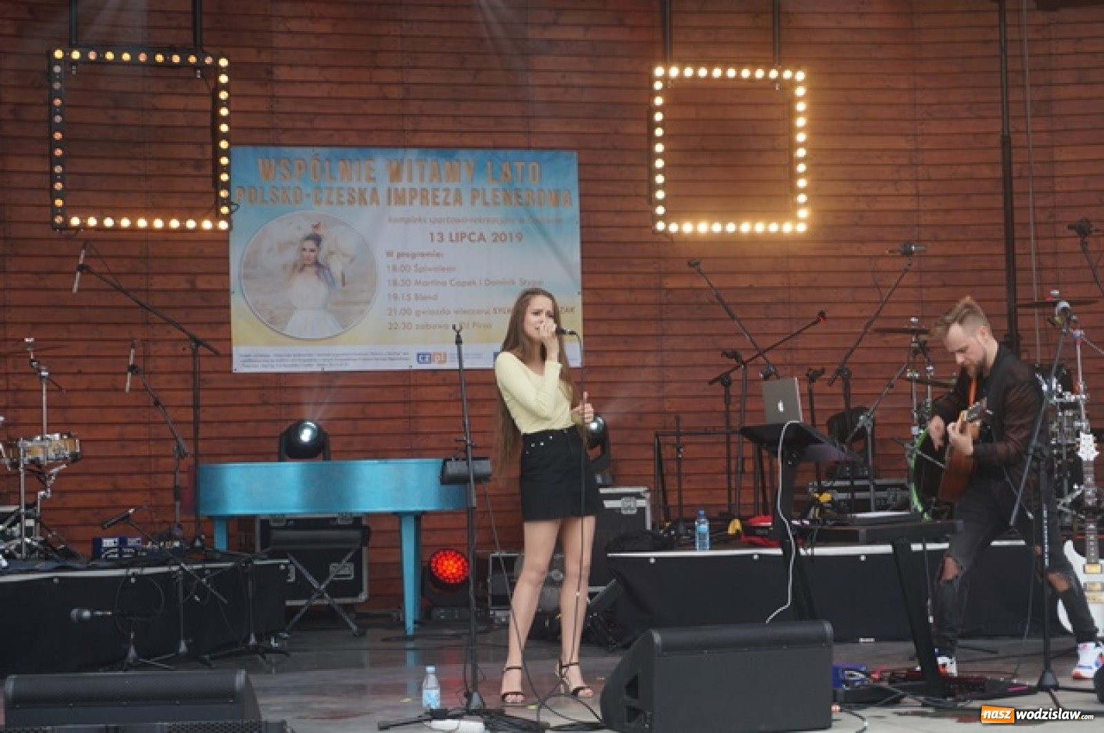 Zdjęcie w galerii na portalu naszwodzislaw.com: Koncert Sylwii Grzeszczak zgromadził tłumy na Dniach Godowa [FOTO] wiadomości z regionu