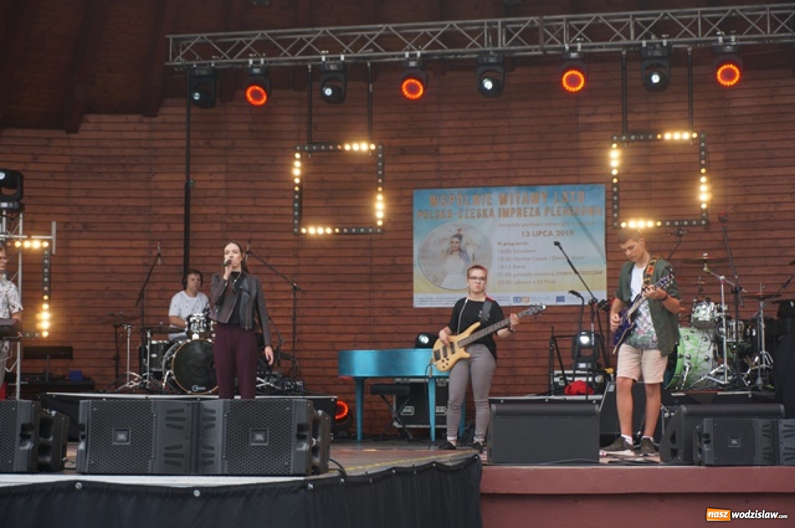 Zdjęcie w galerii na portalu naszwodzislaw.com: Koncert Sylwii Grzeszczak zgromadził tłumy na Dniach Godowa [FOTO] wiadomości z regionu