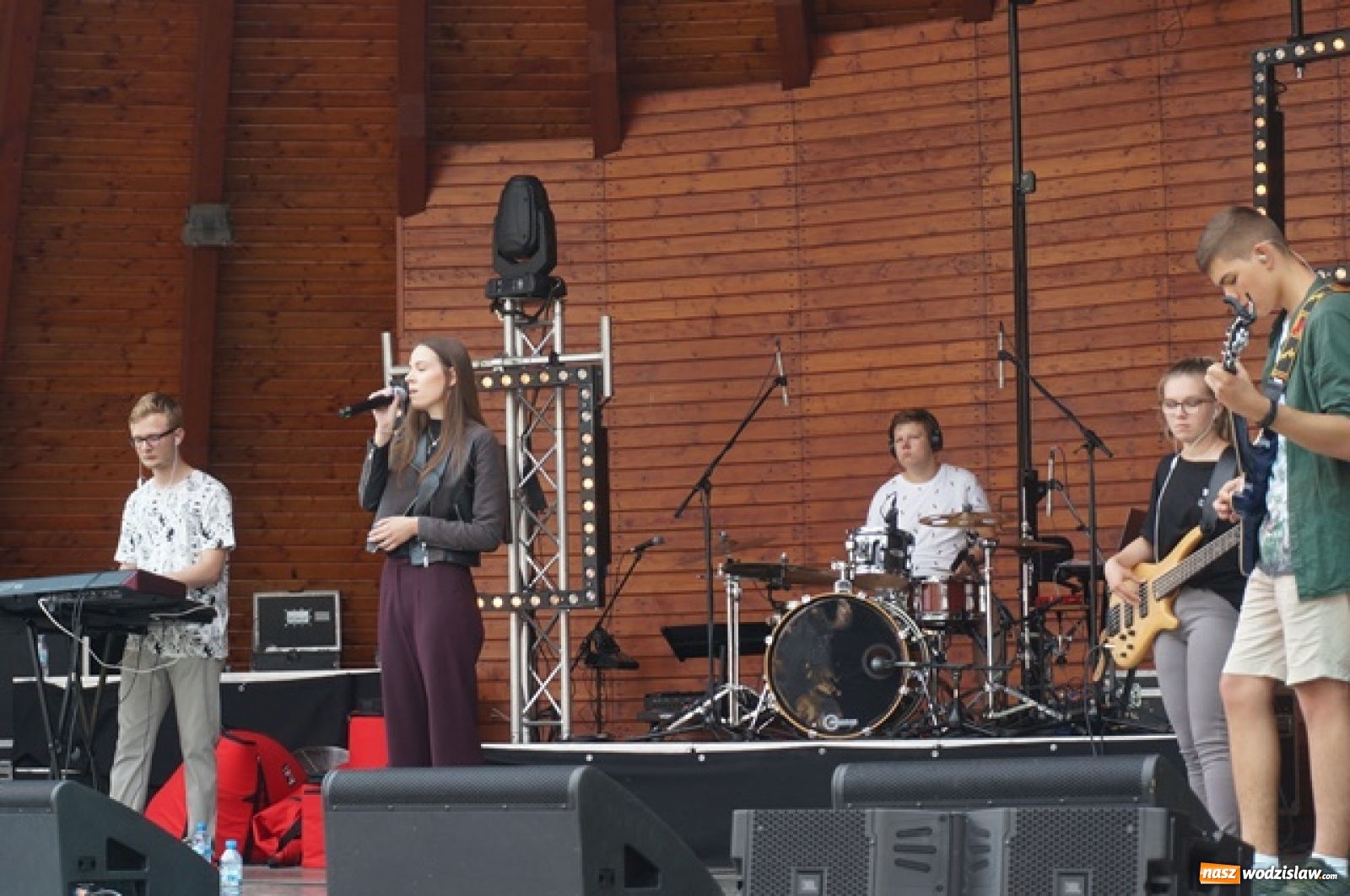 Zdjęcie w galerii na portalu naszwodzislaw.com: Koncert Sylwii Grzeszczak zgromadził tłumy na Dniach Godowa [FOTO] wiadomości z regionu