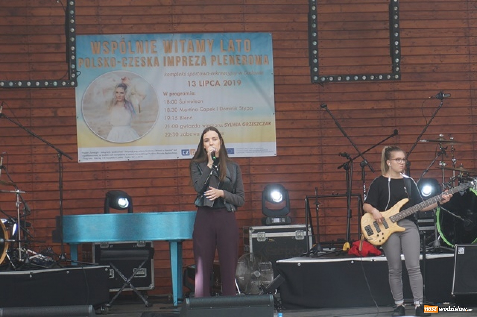 Zdjęcie w galerii na portalu naszwodzislaw.com: Koncert Sylwii Grzeszczak zgromadził tłumy na Dniach Godowa [FOTO] wiadomości z regionu