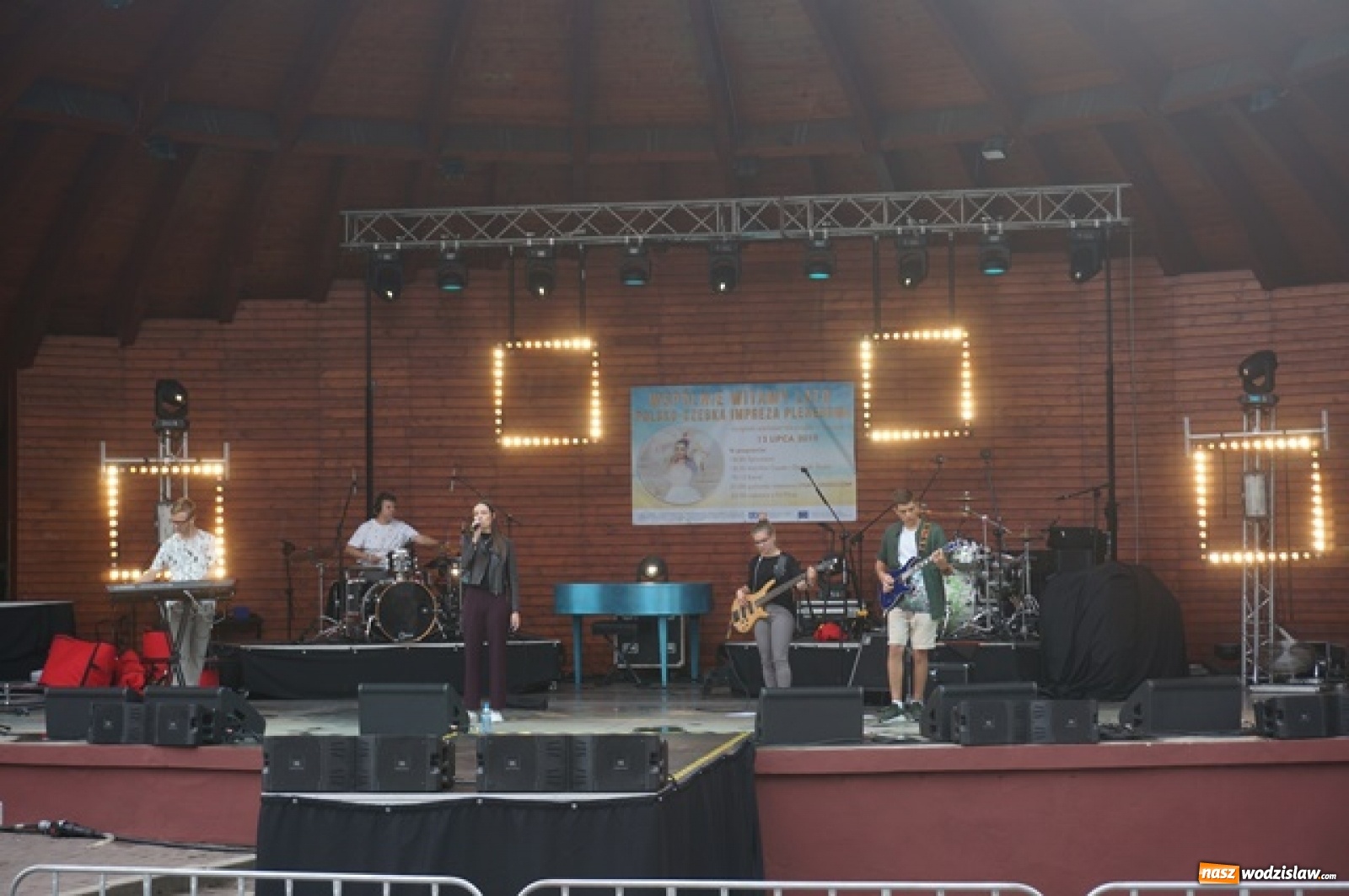 Zdjęcie w galerii na portalu naszwodzislaw.com: Koncert Sylwii Grzeszczak zgromadził tłumy na Dniach Godowa [FOTO] wiadomości z regionu