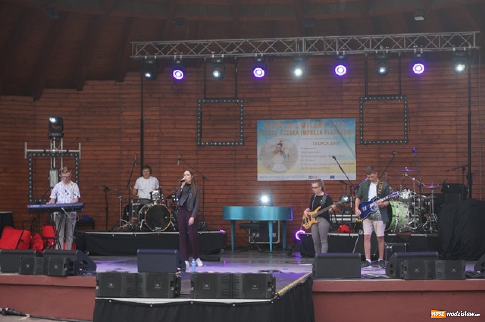 Zdjęcie w galerii na portalu naszwodzislaw.com: Koncert Sylwii Grzeszczak zgromadził tłumy na Dniach Godowa [FOTO] wiadomości z regionu