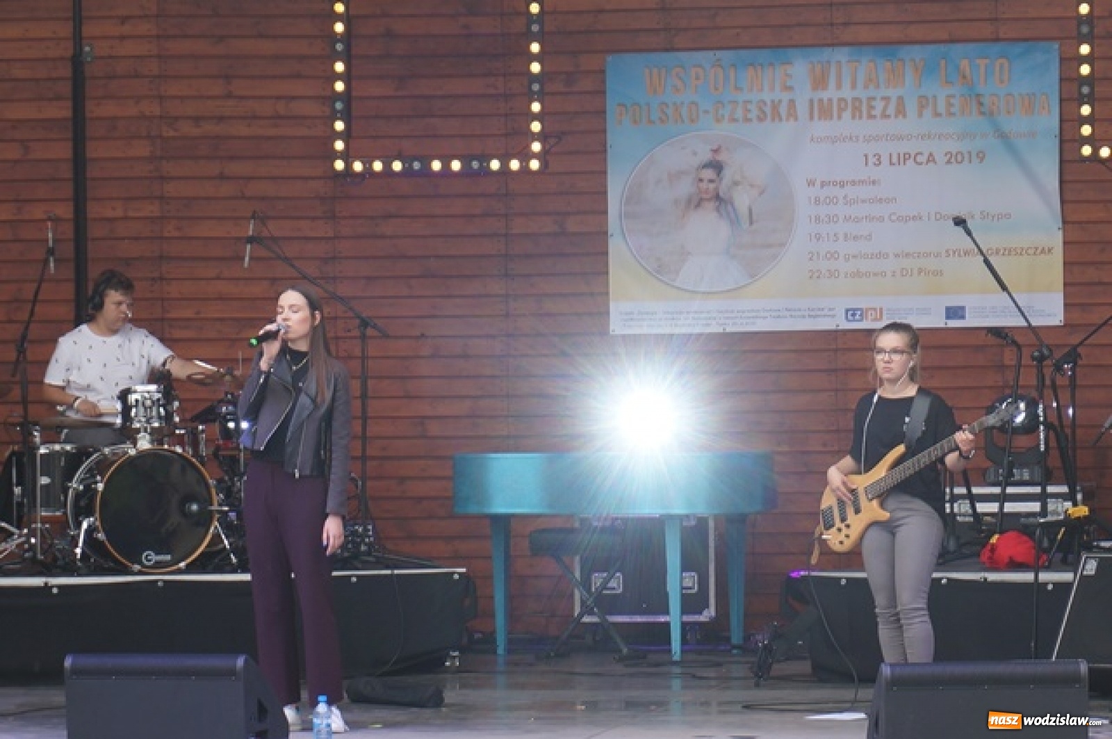 Zdjęcie w galerii na portalu naszwodzislaw.com: Koncert Sylwii Grzeszczak zgromadził tłumy na Dniach Godowa [FOTO] wiadomości z regionu