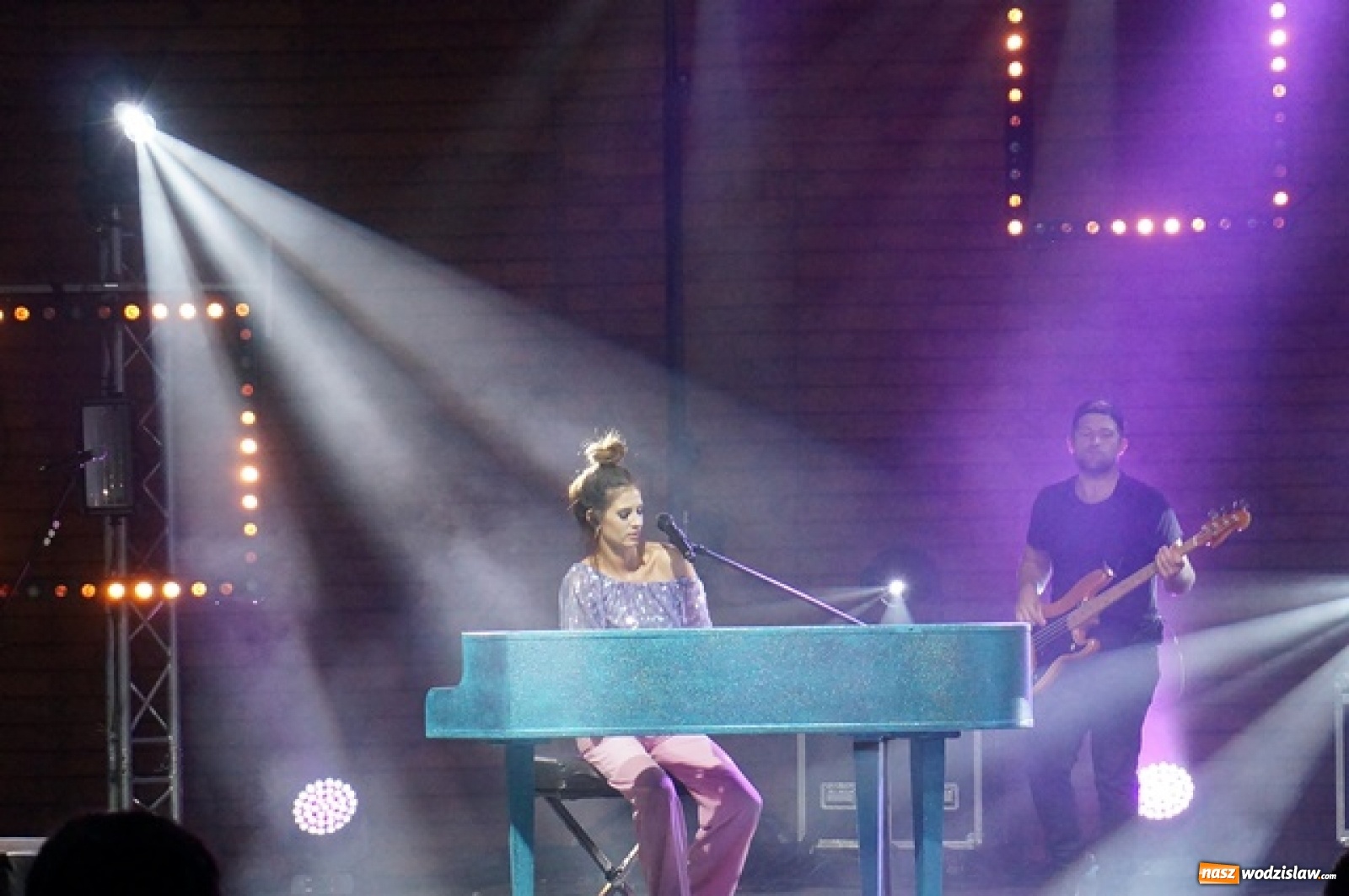 Zdjęcie w galerii na portalu naszwodzislaw.com: Koncert Sylwii Grzeszczak zgromadził tłumy na Dniach Godowa [FOTO] wiadomości z regionu