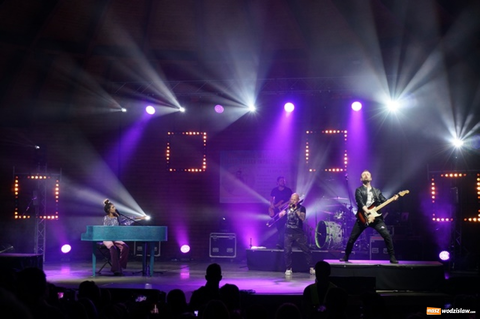 Zdjęcie w galerii na portalu naszwodzislaw.com: Koncert Sylwii Grzeszczak zgromadził tłumy na Dniach Godowa [FOTO] wiadomości z regionu