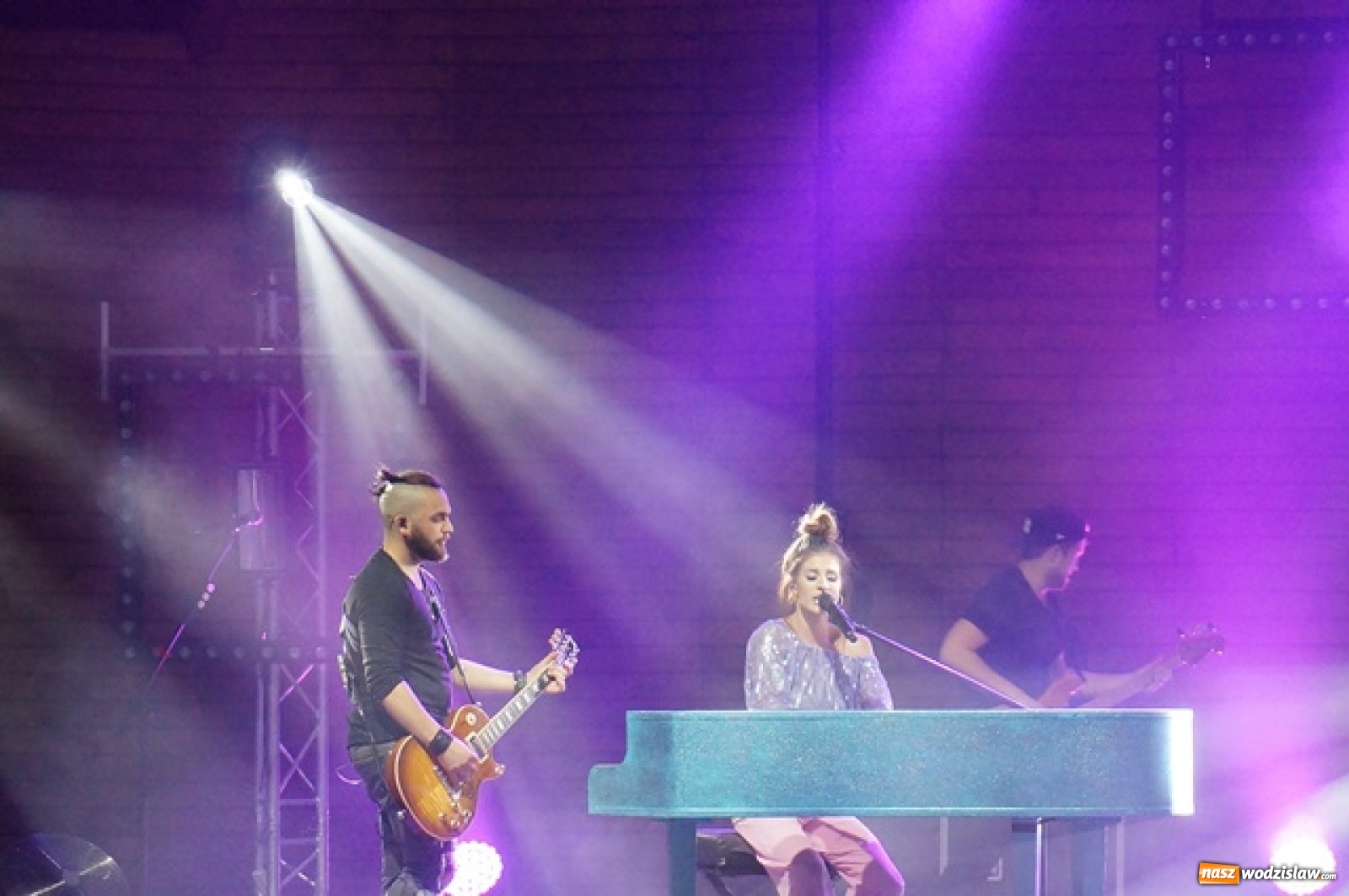 Zdjęcie w galerii na portalu naszwodzislaw.com: Koncert Sylwii Grzeszczak zgromadził tłumy na Dniach Godowa [FOTO] wiadomości z regionu