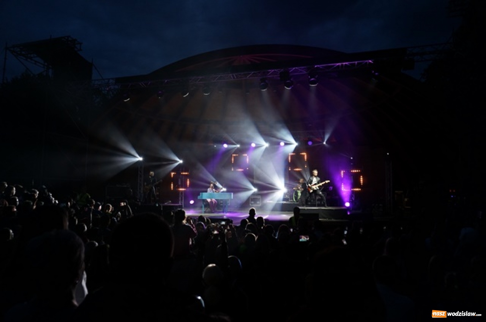 Zdjęcie w galerii na portalu naszwodzislaw.com: Koncert Sylwii Grzeszczak zgromadził tłumy na Dniach Godowa [FOTO] wiadomości z regionu