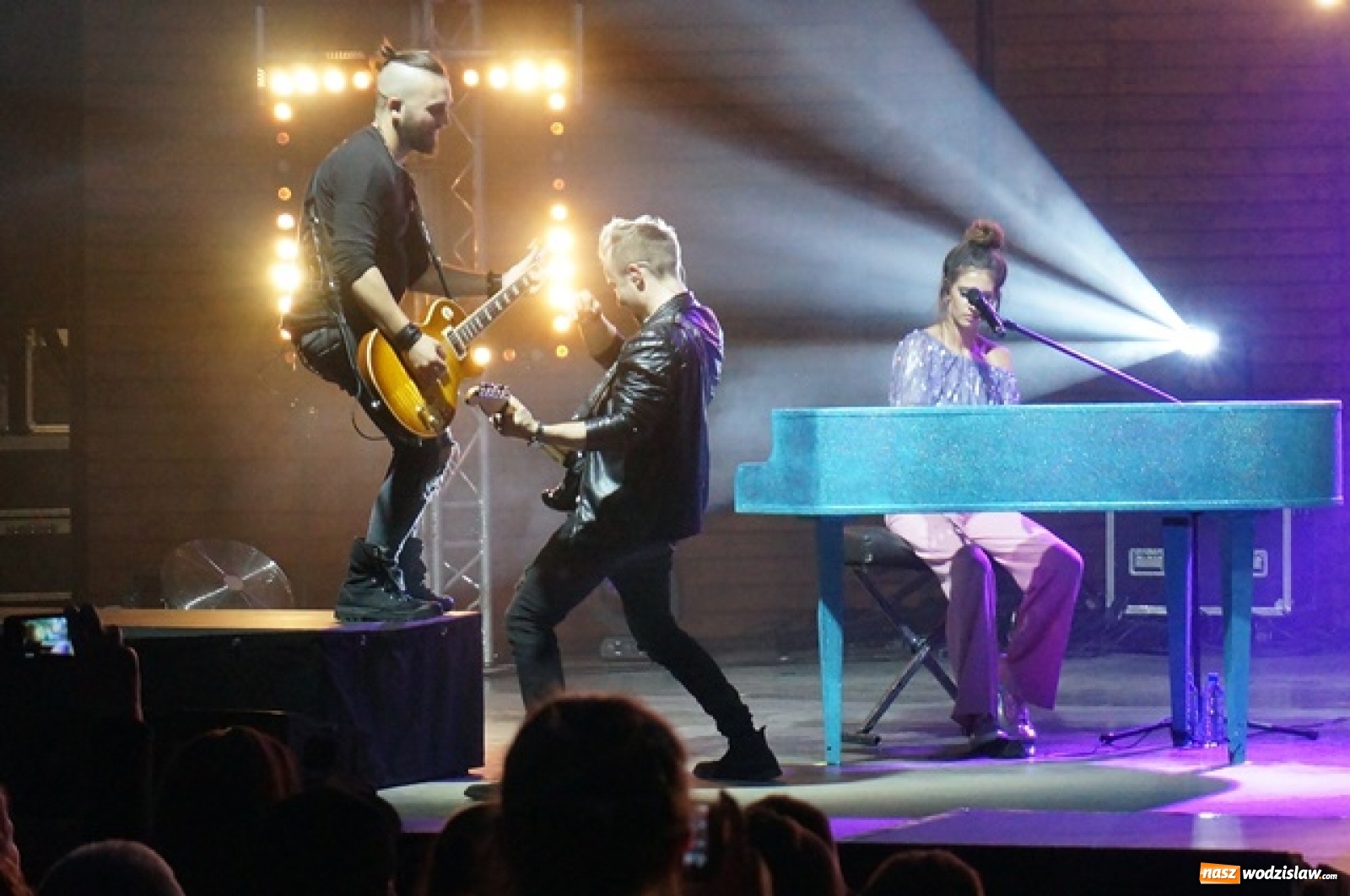 Zdjęcie w galerii na portalu naszwodzislaw.com: Koncert Sylwii Grzeszczak zgromadził tłumy na Dniach Godowa [FOTO] wiadomości z regionu