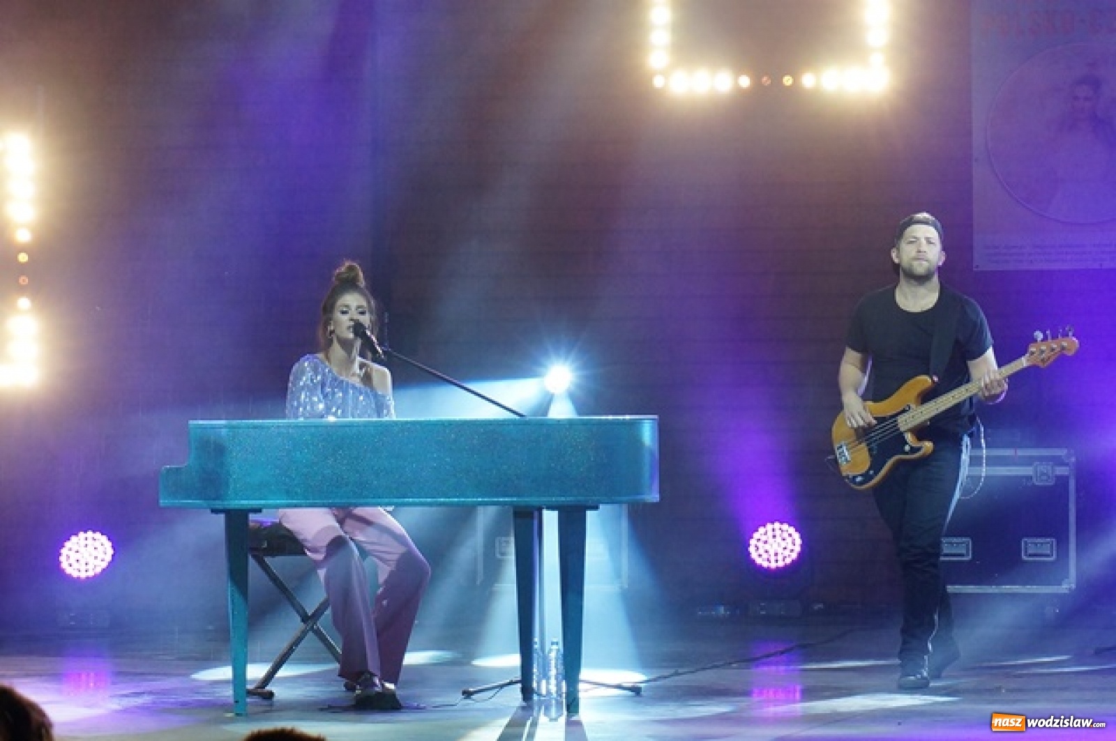 Zdjęcie w galerii na portalu naszwodzislaw.com: Koncert Sylwii Grzeszczak zgromadził tłumy na Dniach Godowa [FOTO] wiadomości z regionu