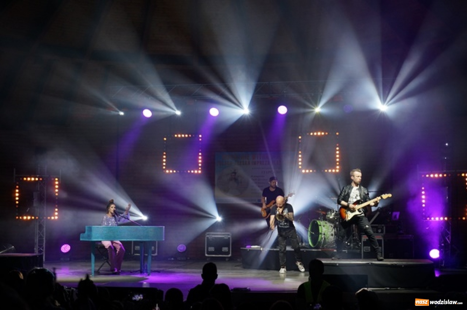 Zdjęcie w galerii na portalu naszwodzislaw.com: Koncert Sylwii Grzeszczak zgromadził tłumy na Dniach Godowa [FOTO] wiadomości z regionu