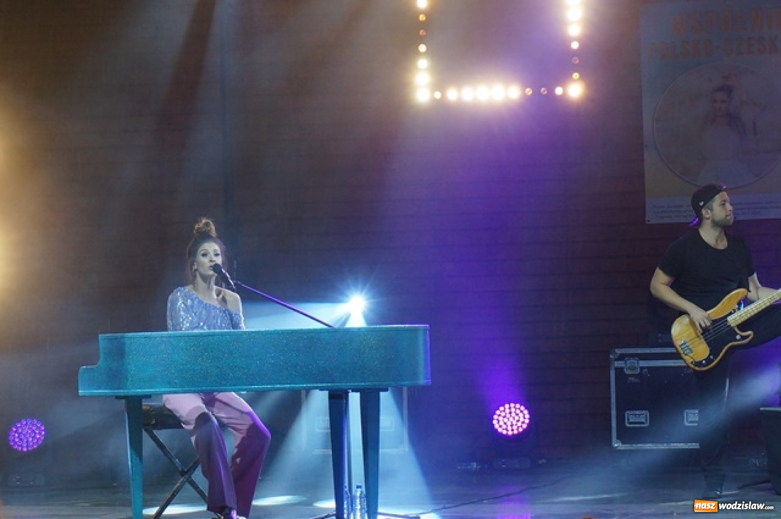Zdjęcie w galerii na portalu naszwodzislaw.com: Koncert Sylwii Grzeszczak zgromadził tłumy na Dniach Godowa [FOTO] wiadomości z regionu