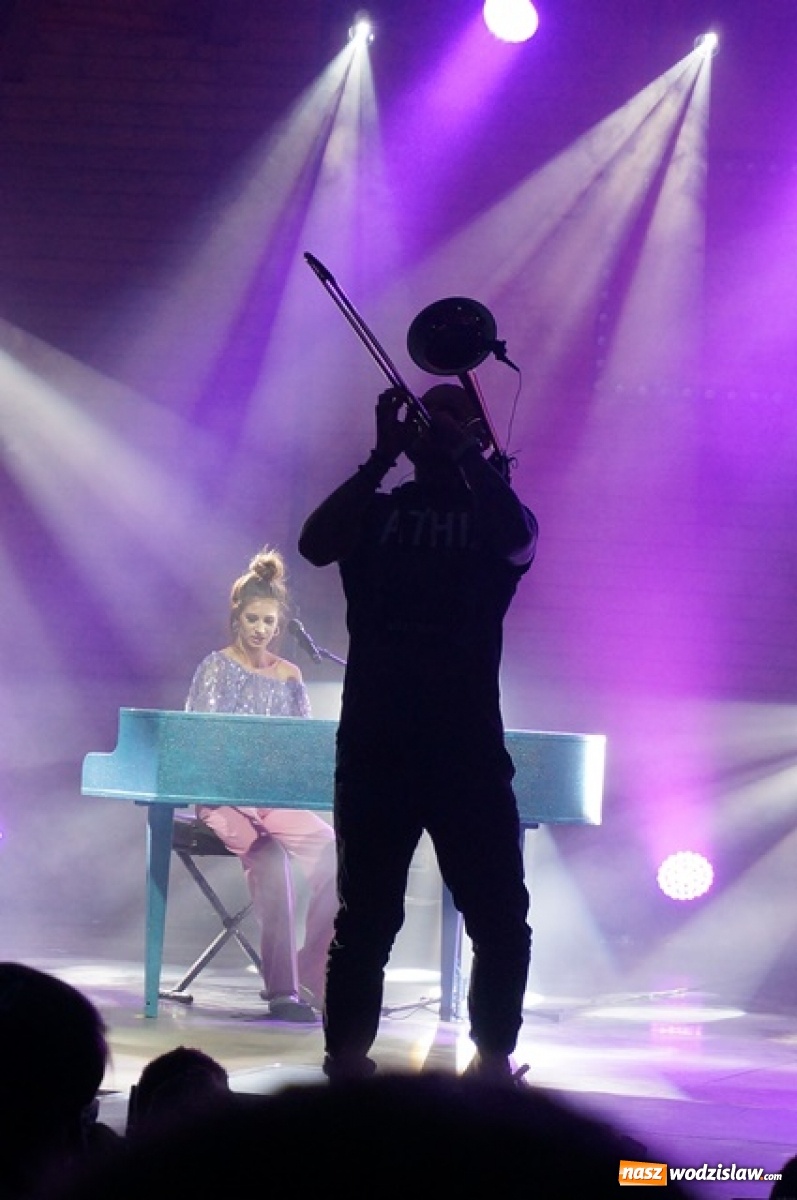 Zdjęcie w galerii na portalu naszwodzislaw.com: Koncert Sylwii Grzeszczak zgromadził tłumy na Dniach Godowa [FOTO] wiadomości z regionu