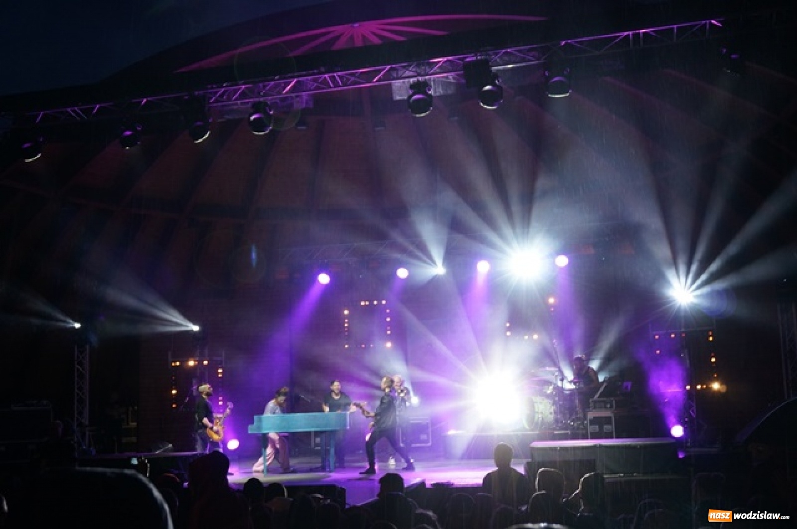 Zdjęcie w galerii na portalu naszwodzislaw.com: Koncert Sylwii Grzeszczak zgromadził tłumy na Dniach Godowa [FOTO] wiadomości z regionu