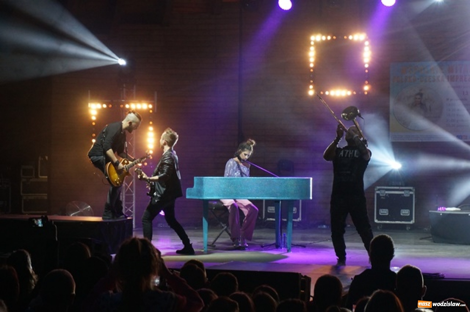 Zdjęcie w galerii na portalu naszwodzislaw.com: Koncert Sylwii Grzeszczak zgromadził tłumy na Dniach Godowa [FOTO] wiadomości z regionu