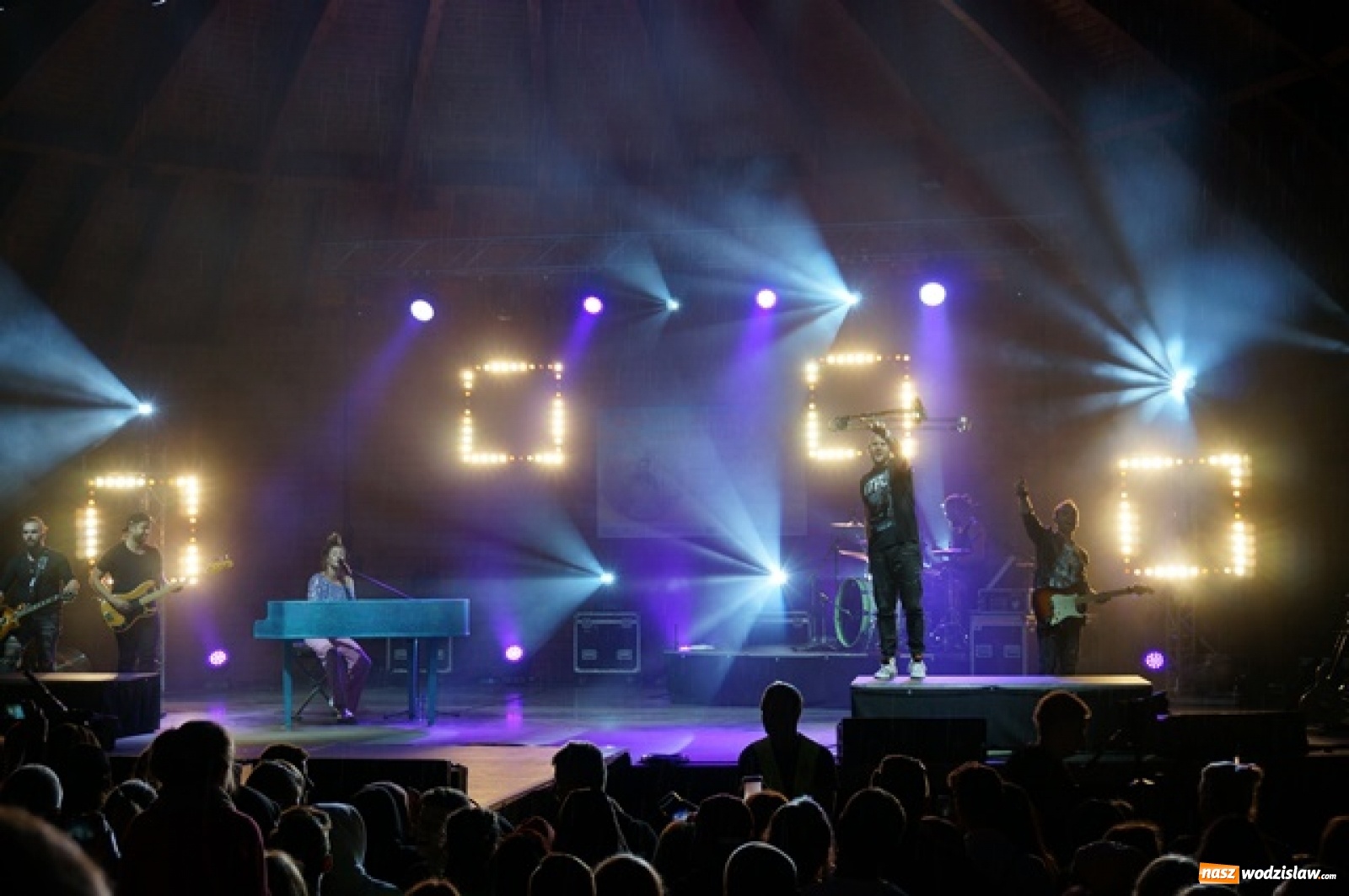 Zdjęcie w galerii na portalu naszwodzislaw.com: Koncert Sylwii Grzeszczak zgromadził tłumy na Dniach Godowa [FOTO] wiadomości z regionu