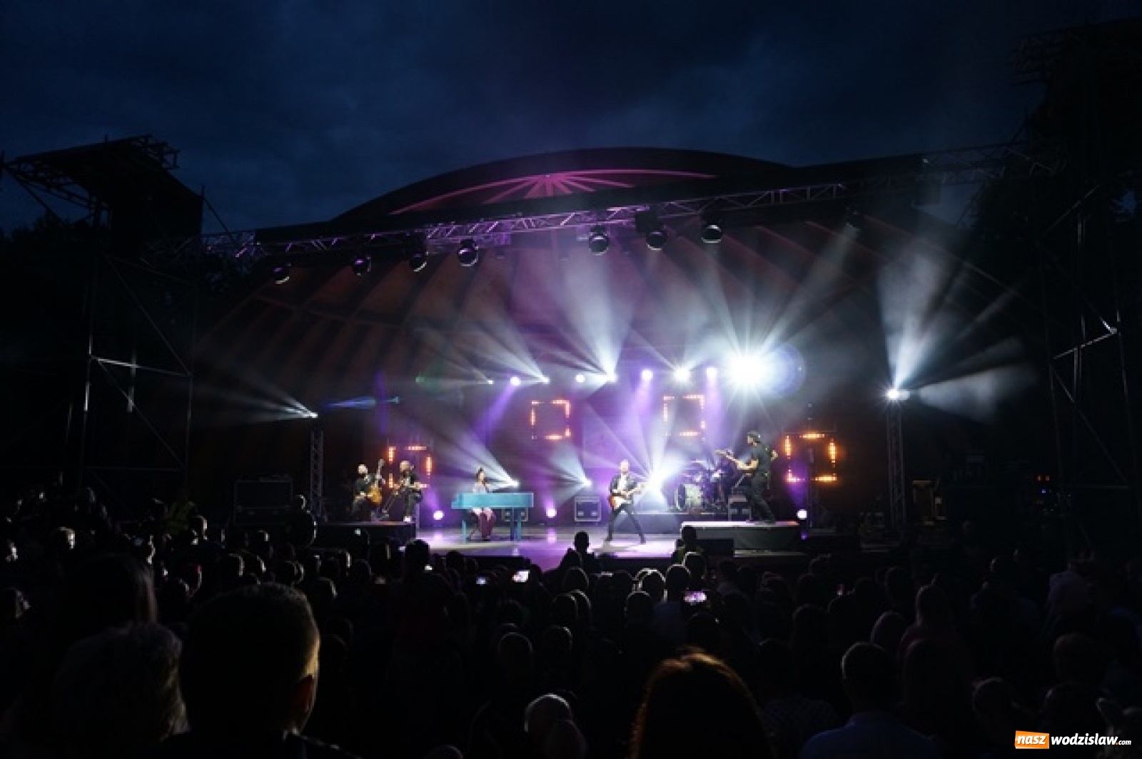 Zdjęcie w galerii na portalu naszwodzislaw.com: Koncert Sylwii Grzeszczak zgromadził tłumy na Dniach Godowa [FOTO] wiadomości z regionu