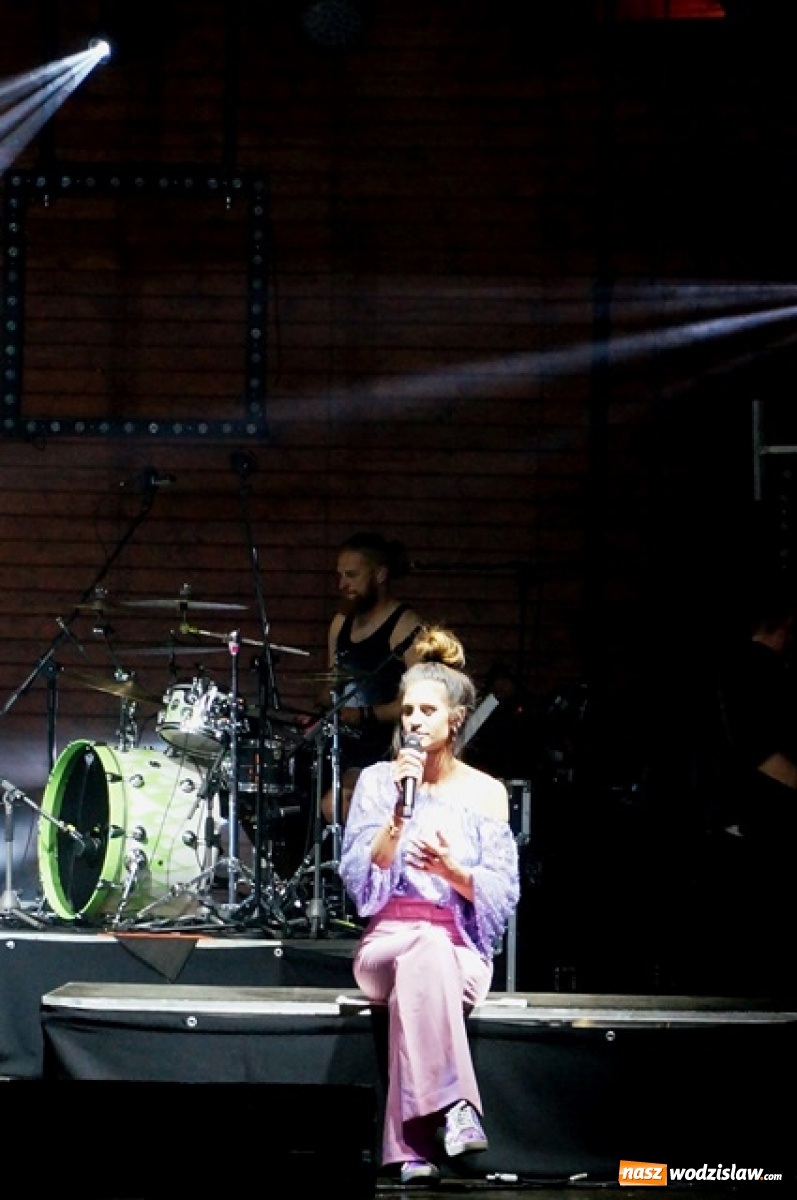 Zdjęcie w galerii na portalu naszwodzislaw.com: Koncert Sylwii Grzeszczak zgromadził tłumy na Dniach Godowa [FOTO] wiadomości z regionu