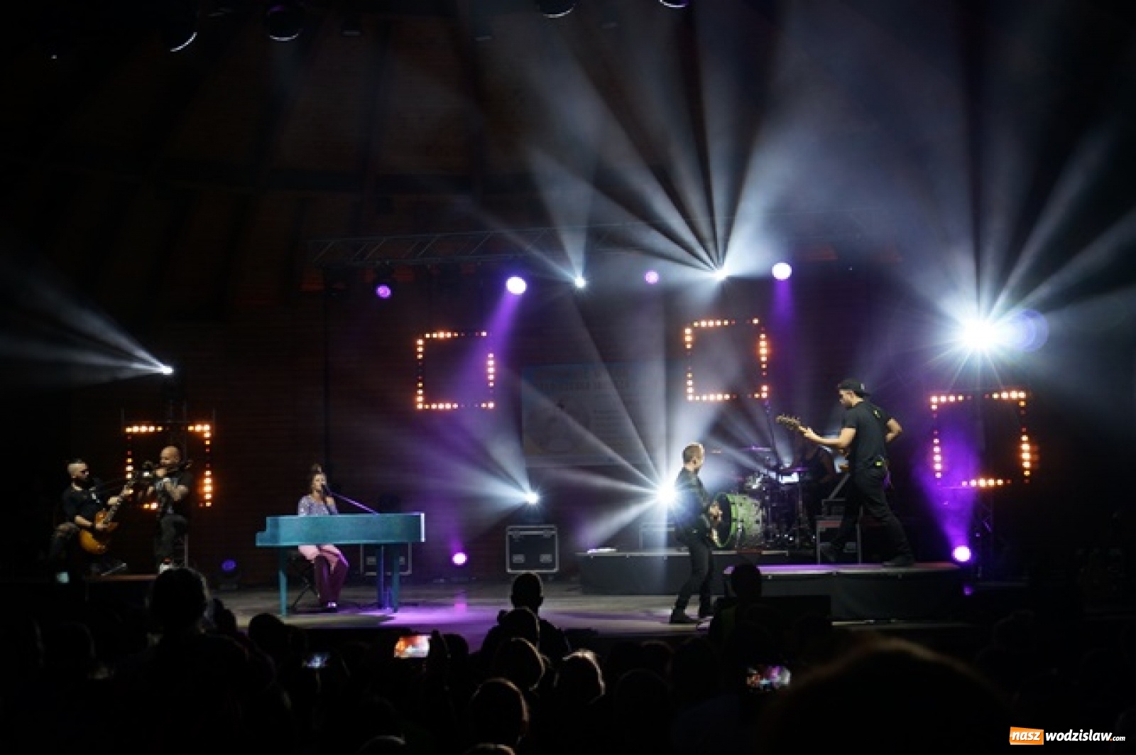 Zdjęcie w galerii na portalu naszwodzislaw.com: Koncert Sylwii Grzeszczak zgromadził tłumy na Dniach Godowa [FOTO] wiadomości z regionu