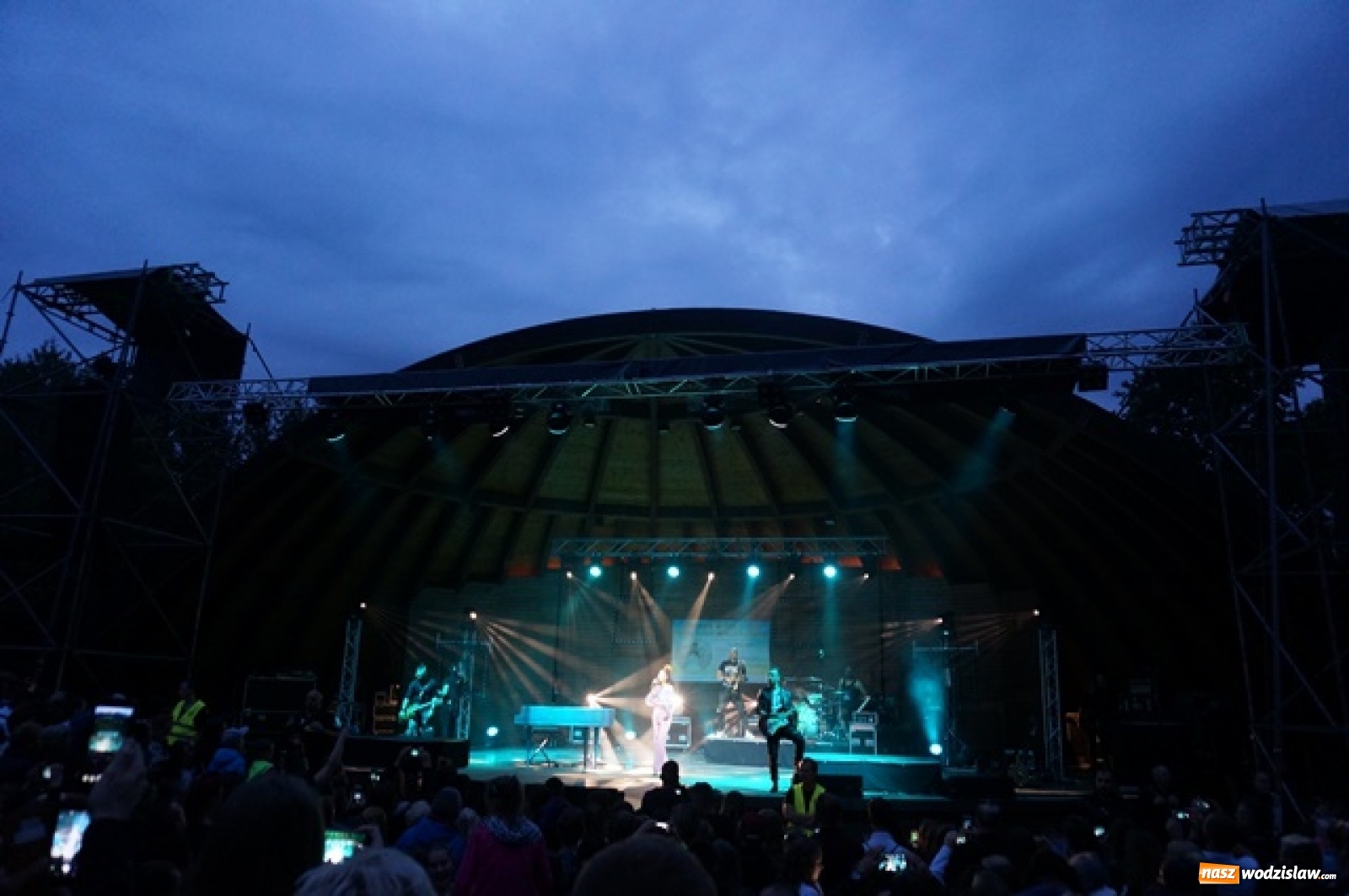 Zdjęcie w galerii na portalu naszwodzislaw.com: Koncert Sylwii Grzeszczak zgromadził tłumy na Dniach Godowa [FOTO] wiadomości z regionu