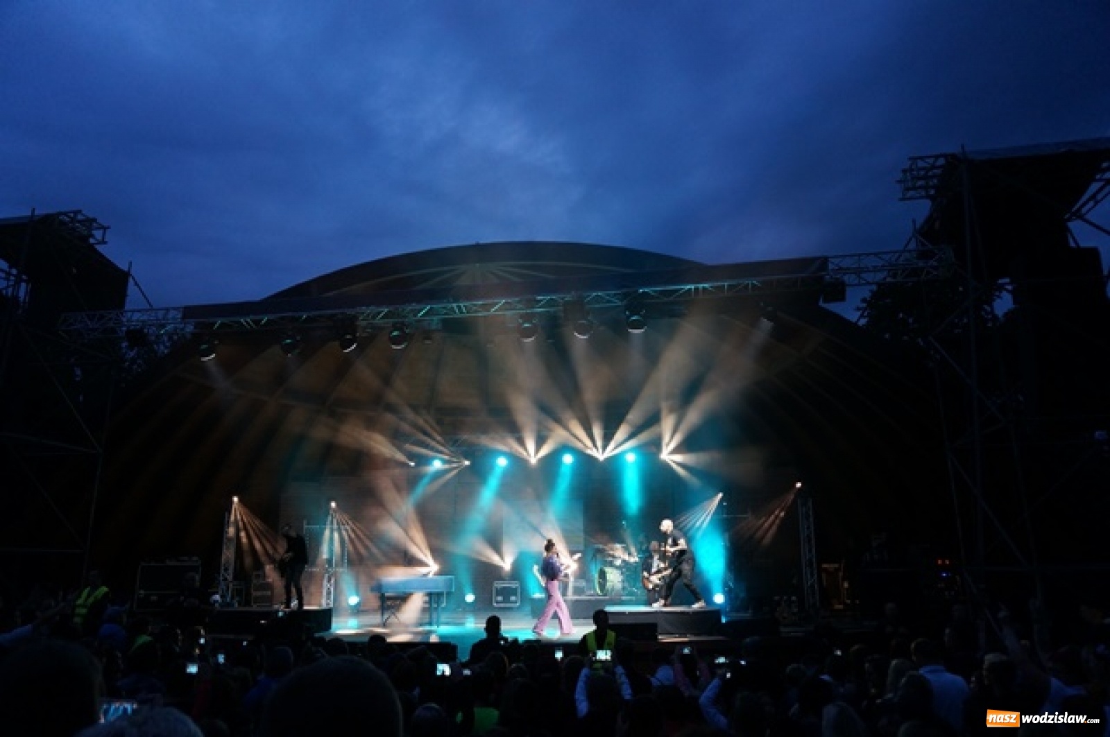 Zdjęcie w galerii na portalu naszwodzislaw.com: Koncert Sylwii Grzeszczak zgromadził tłumy na Dniach Godowa [FOTO] wiadomości z regionu