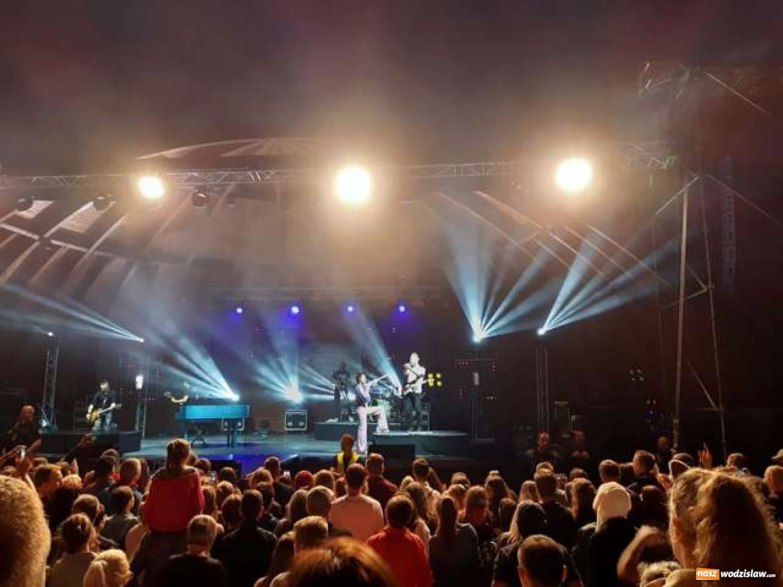 Zdjęcie w galerii na portalu naszwodzislaw.com: Koncert Sylwii Grzeszczak zgromadził tłumy na Dniach Godowa [FOTO] wiadomości z regionu