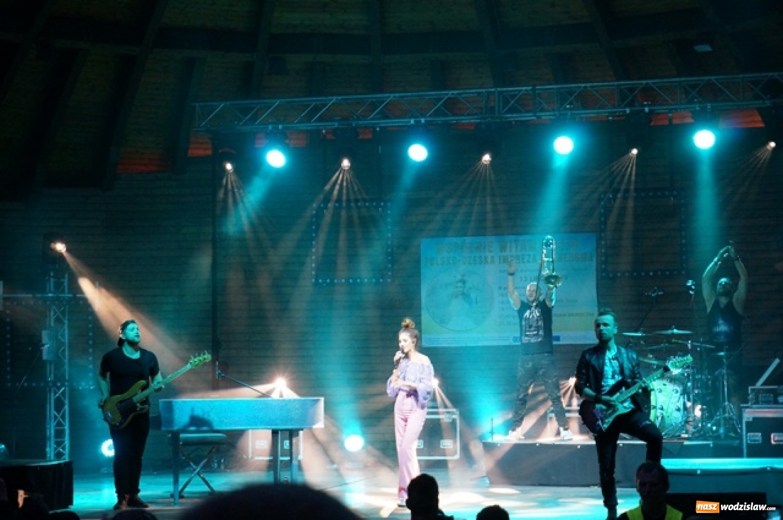 Zdjęcie w galerii na portalu naszwodzislaw.com: Koncert Sylwii Grzeszczak zgromadził tłumy na Dniach Godowa [FOTO] wiadomości z regionu