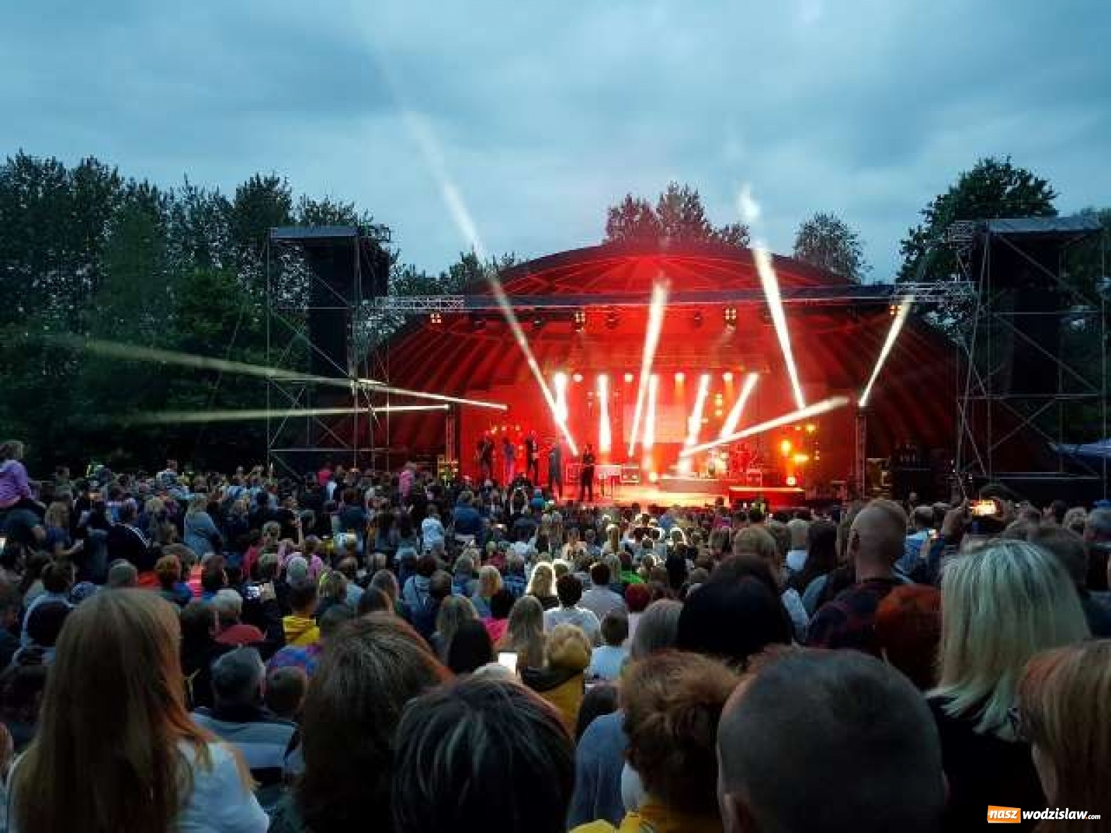 Zdjęcie w galerii na portalu naszwodzislaw.com: Koncert Sylwii Grzeszczak zgromadził tłumy na Dniach Godowa [FOTO] wiadomości z regionu