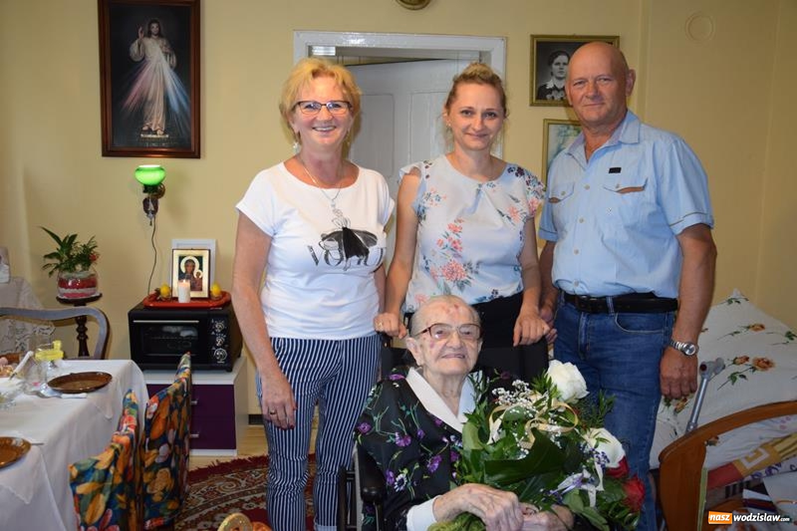 Zdjęcie w galerii na portalu naszwodzislaw.com: Wójt Mirosław Szymanek odwiedził najstarszą mieszkankę gminy Mszana wiadomości z regionu