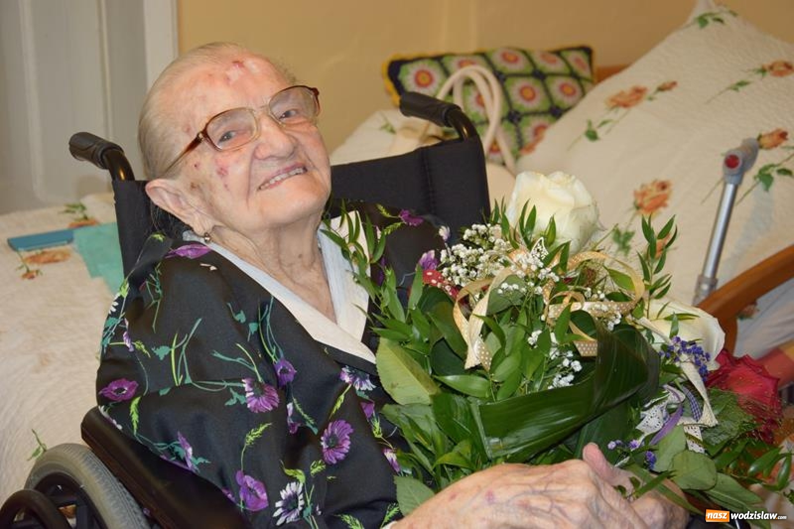 Zdjęcie w galerii na portalu naszwodzislaw.com: Wójt Mirosław Szymanek odwiedził najstarszą mieszkankę gminy Mszana wiadomości z regionu
