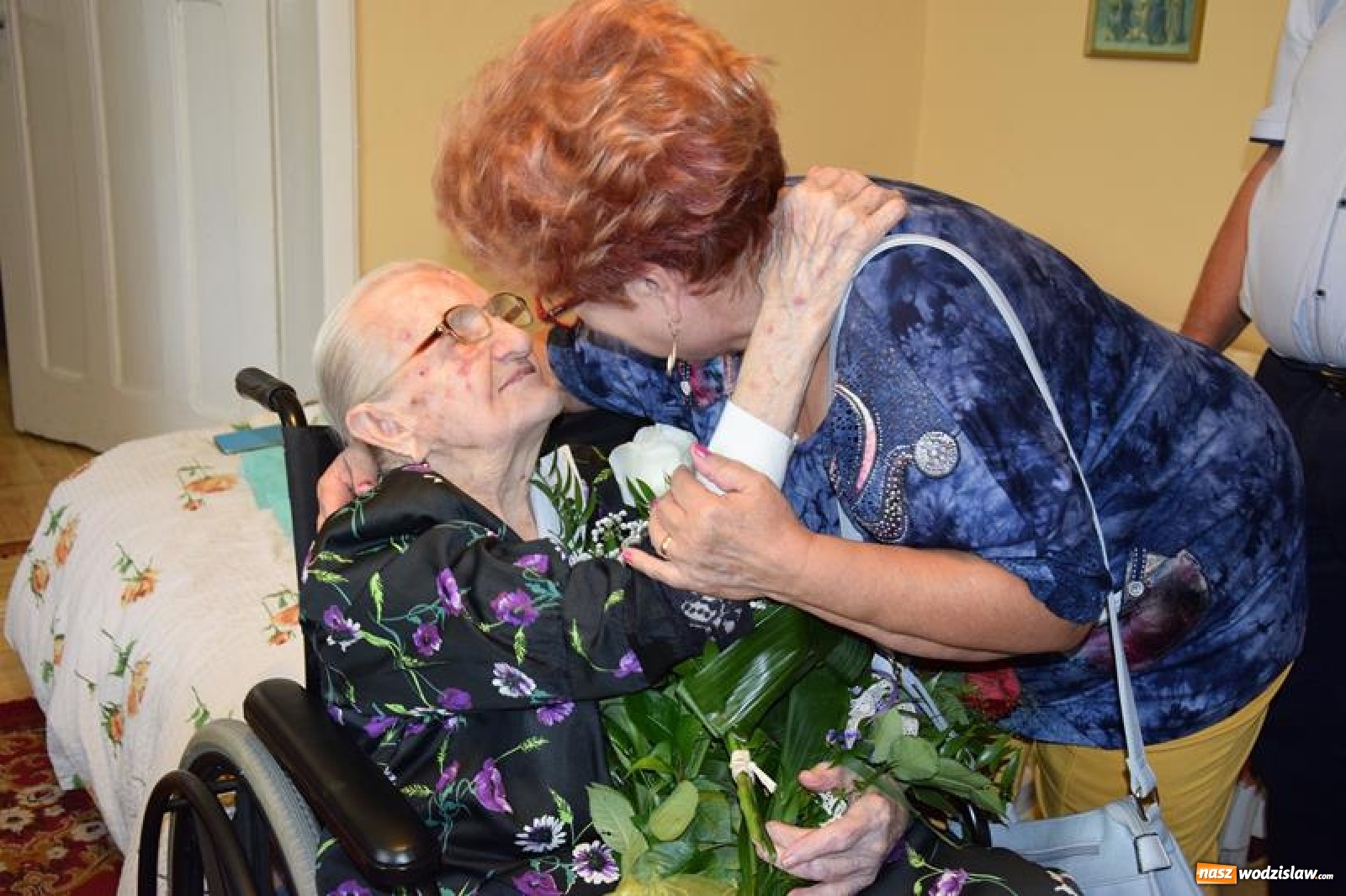 Zdjęcie w galerii na portalu naszwodzislaw.com: Wójt Mirosław Szymanek odwiedził najstarszą mieszkankę gminy Mszana wiadomości z regionu