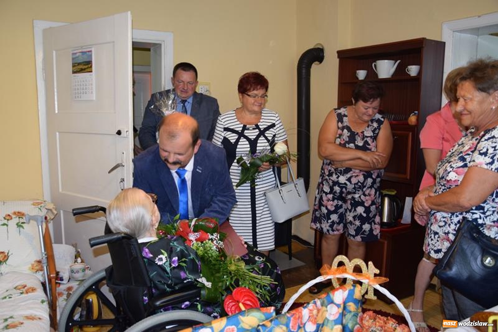 Zdjęcie w galerii na portalu naszwodzislaw.com: Wójt Mirosław Szymanek odwiedził najstarszą mieszkankę gminy Mszana wiadomości z regionu