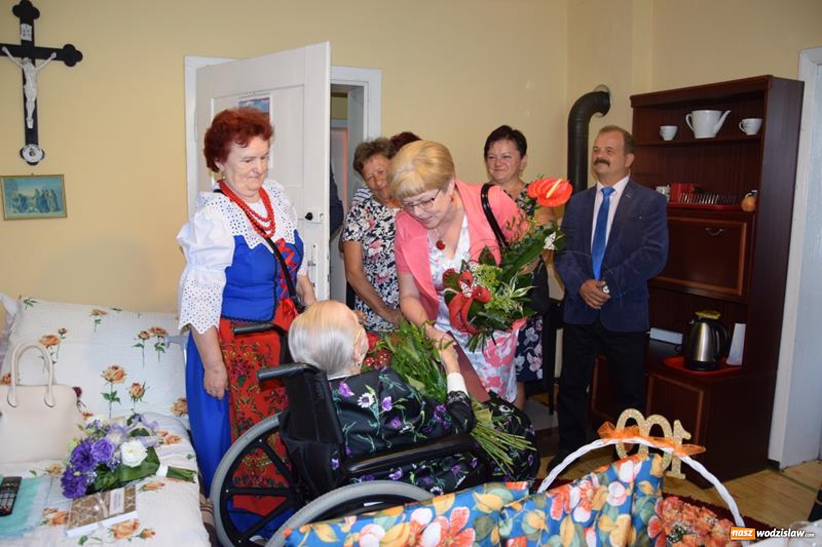 Zdjęcie w galerii na portalu naszwodzislaw.com: Wójt Mirosław Szymanek odwiedził najstarszą mieszkankę gminy Mszana wiadomości z regionu